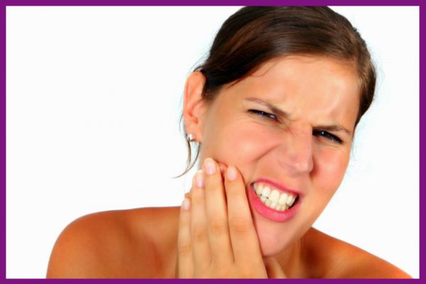 Phản ứng sưng viêm là hiện tượng bình thường sau phẫu thuật trồng răng implant