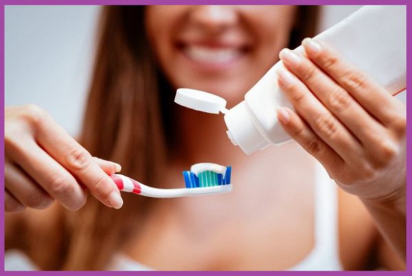 Sau khi trồng răng implant bạn nên dùng kem đánh răng cho răng nhạy cảm