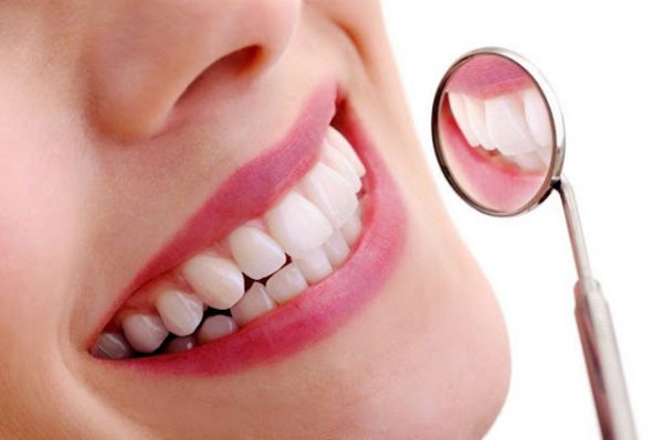 Nên làm răng sứ implant, răng tháo lắp hay cầu răng sứ?