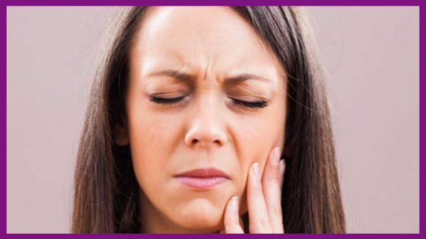 những cơn đau nhức khó chịu là triệu chứng rất bình thường của niềng răng, siết răng