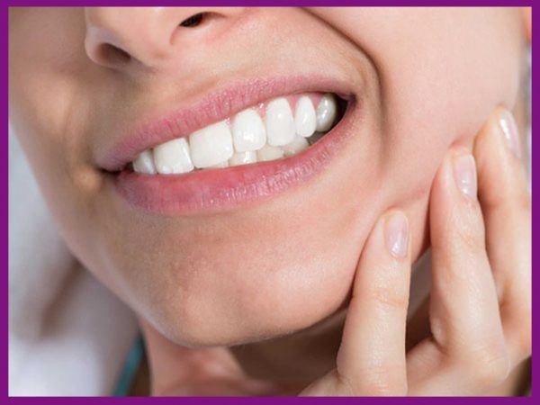 sau phẫu thuật trồng răng implant, người bệnh có thể bị đau và nhức nhẹ