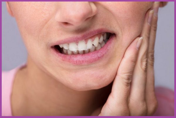 Đau vùng nướu khi nhai và vệ sinh răng miệng sau cấp ghép implant