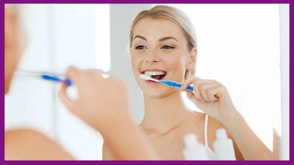 chải răng nhẹ nhàng bằng kem đánh răng chứa flo giúp men răng chắc khỏe