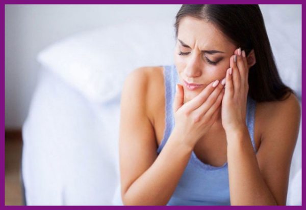 răng số 8 thường không thể mọc trồi lên khỏi nướu nên gây đau đớn cho người bệnh