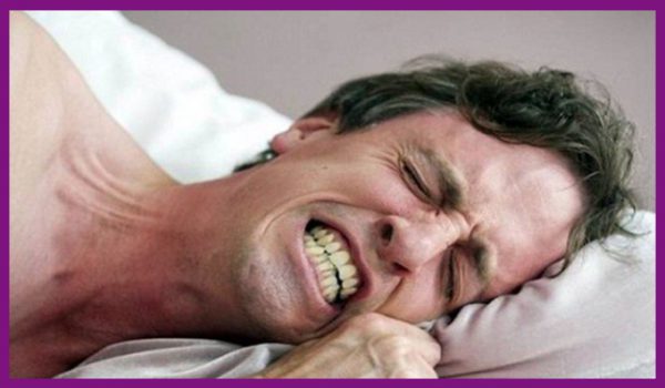 người mắc tật nghiến răng cũng rất dễ khiến răng lung lay và yếu dần đi