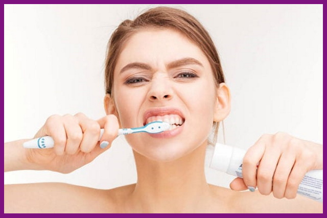 khi đánh răng không nên chà xát quá mạnh vì rất dễ làm tổn thương đến men răng