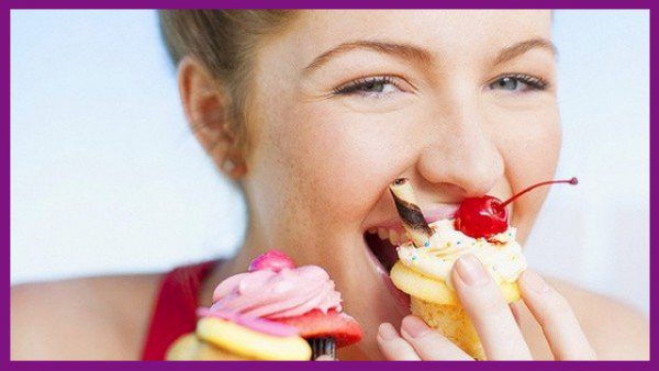 ăn nhiều đồ ngọt khiến men răng bị phá hủy và vi khuẩn thuận lợi xâm nhập vào sâu tủy răng gây viêm