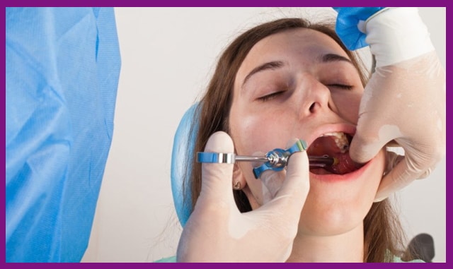 tiêm thuốc tê là một trong những cách lấy tủy răng không đau được nhiều nha khoa áp dụng