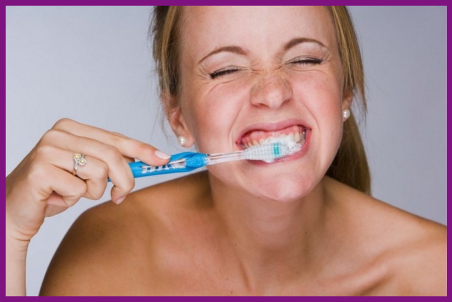 đánh răng sai cách là nguyên nhân khiến răng cửa bị tổn thương, suy yếu