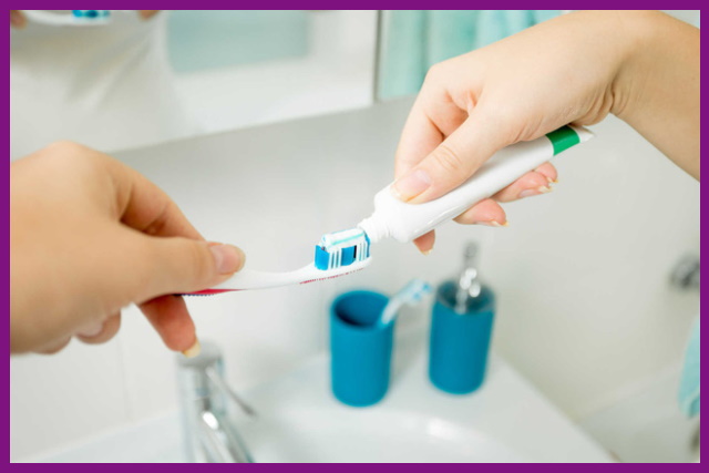 khi lắp hàm giả cần vệ sinh răng miệng thường xuyên để tăng cường sức khỏe cho răng miệng
