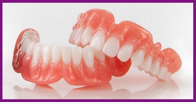 tháo lắp toàn hàm gồm có phần nướu và phần răng được chế tác y như hàm thật
