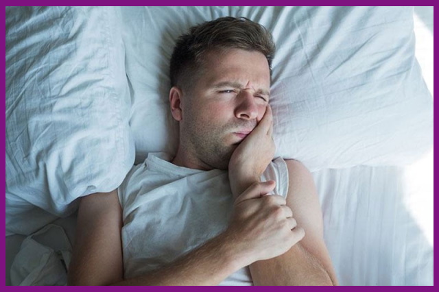 các cơn đau do tủy viêm gây ra thường xuất hiện nhiều hơn về ban đêm