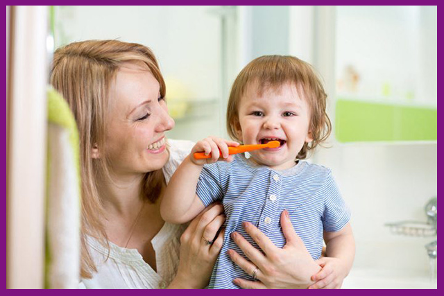 Ba mẹ hướng dẫn bé đánh răng hàng ngày