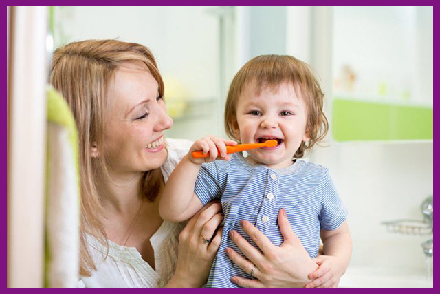 Ba mẹ hướng dẫn bé vệ sinh răng miệng đúng cách