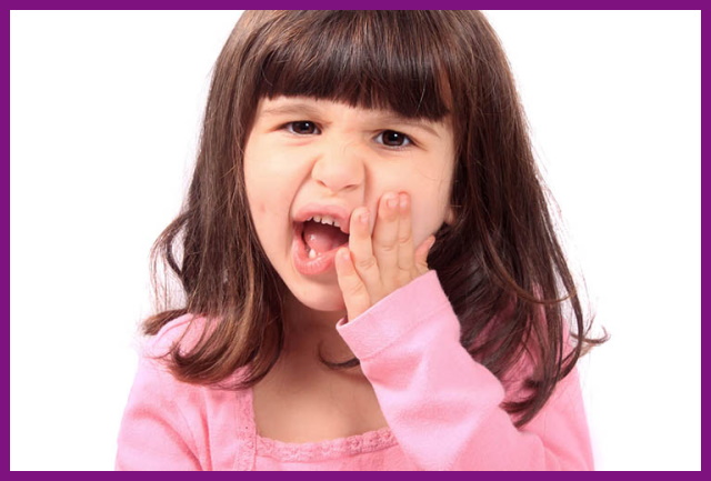 tình trạng sâu răng nặng có thể khiến trẻ bị đau đơn