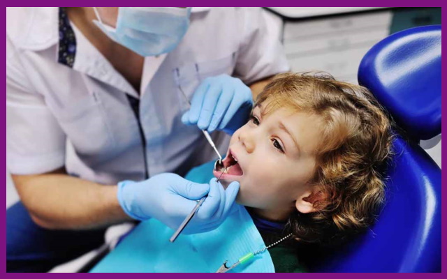 đi khám răng định kỳ sẽ giúp điều chỉnh kịp thời những tình trạng sai lệch ở răng của trẻ