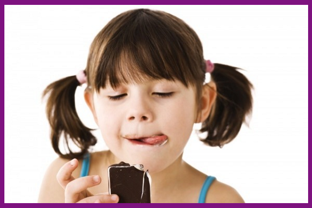 để bé không bị rụng răng quá sớm, bạn nên hạn chế cho bé ăn nhiều đồ ngọt