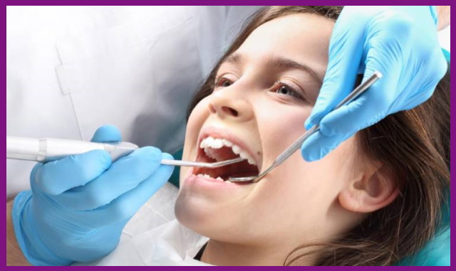 khám răng là việc cần thiết để giúp phát hiện ra những dấu hiệu bất thường ở răng của trẻ