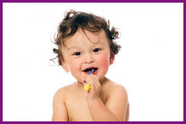 sau khi bé mọc chiếc răng đầu tiên, mẹ nên dạy bé vệ sinh răng miệng hằng ngày đúng cách