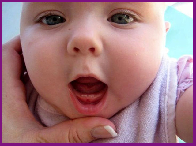 Trẻ 3 tháng tuổi ngứa nướu mọc răng sớm có sao không