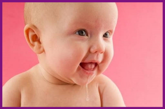 bé thường chảy nước dãi nhiều là dấu hiệu cho thấy bé sắp mcj răng