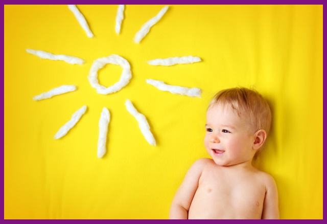 cho bé tắm dưới ánh nắng mặt trời để bổ dung đầy đủ vitamin D cần thiết