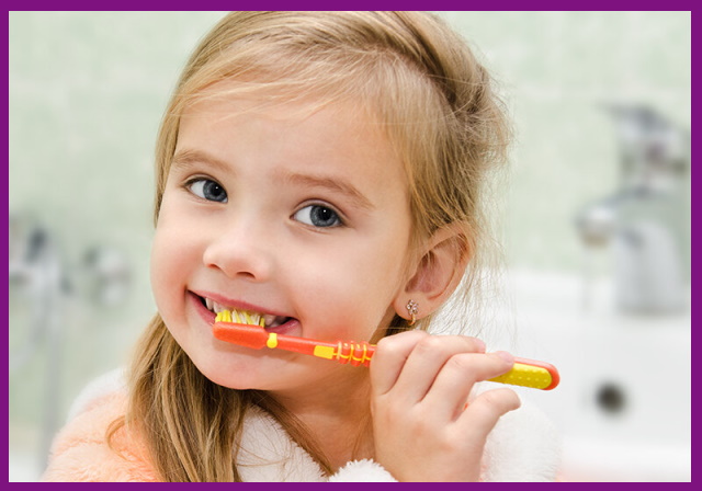 qua việc thăm khám răng sẽ giúp bé biết cách vệ sinh răng miệng đúng chuẩn
