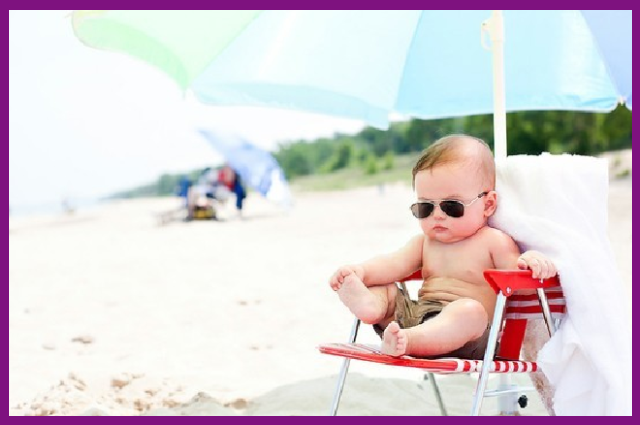 cho bé tắm nắng mặt trời để tăng cường sự trao chất và sức đề kháng