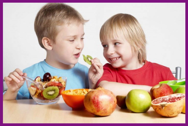 cho bé ăn nhiều đồ mát như trái cây để bổ sung thêm vitamin và khoáng chất cho bé