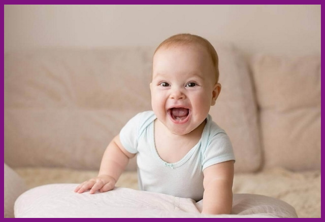 trẻ 8 tháng tuổi chưa mọc răng là điều hoàn toàn bình thường và bố mẹ cũng không cần quá lo lắng