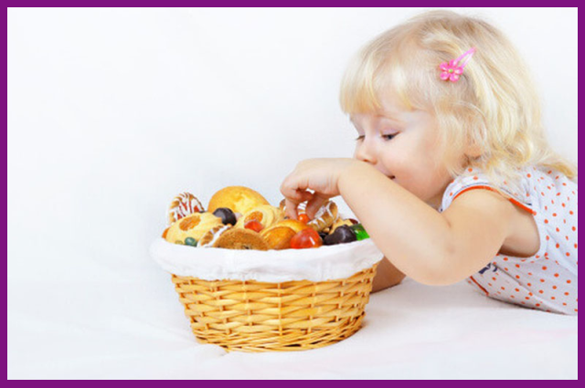 trẻ em rất dễ bị sâu răng do tiêu thụ quá nhiều đồ ngọt