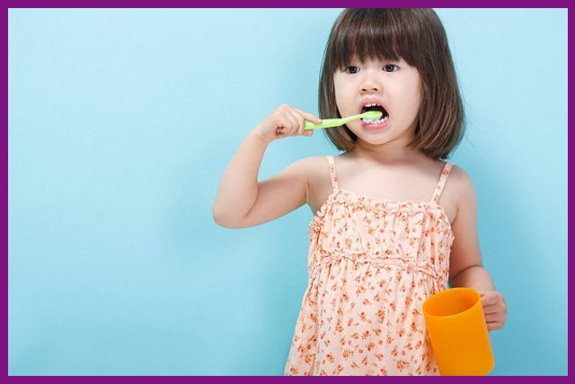 mẹ nên hướng dẫn bé đánh răng hàng ngày để bảo vệ sức khỏe răng miệng cho bé