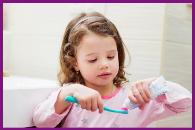 dạy bé cách vệ sinh răng miệng đúng cách để ngăn chặn bệnh viêm nướu răng tái phát