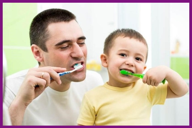 các bậc phụ huynh nên dạy trẻ đánh răng từ sớm để bảo vệ được răng của trẻ
