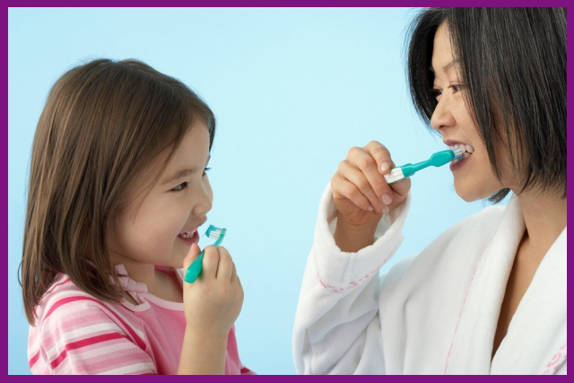 dạy bé cách chải răng đúng cách để bảo vệ răng cho bé