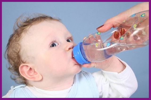 cho bé uống thật nhiều nước để làm sạch khoang miệng của bé