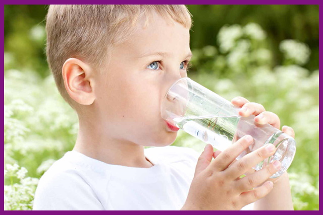 cho trẻ uống nhiều nước để giữ cho khoang miệng trẻ luôn sạch sẽ