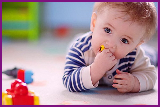 khi đưa bé đi khám răng, bố mẹ nên mang thêm một số món đồ chơi mà con yêu thích để phân tán sự chú ý của bé