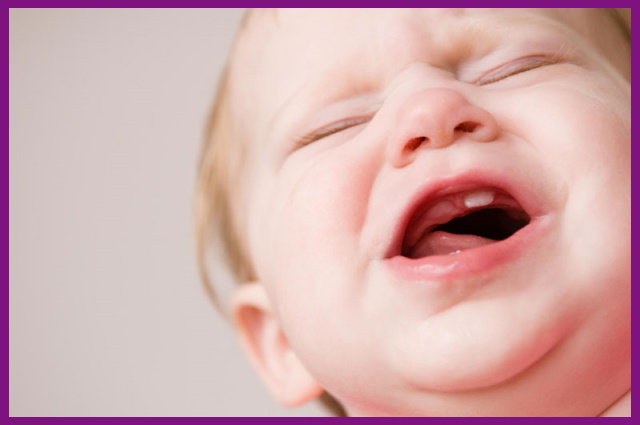 khi mọc răng, bé cảm thấy đau nên sẽ thường cáu gắt và quấy khóc