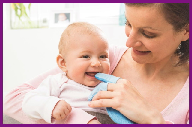 mẹ có thể dùng gạc mềm để vệ sinh răng miệng cho trẻ sơ sinh