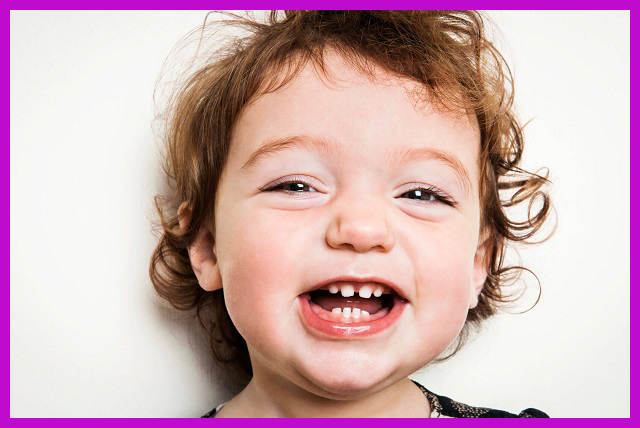 dấu hiệu mọc răng hàm ở trẻ là sao