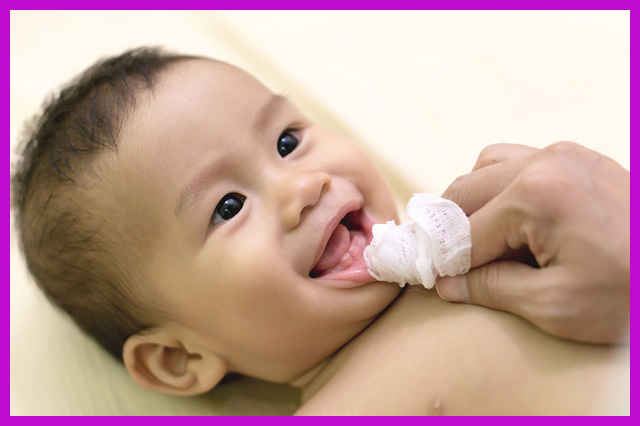dấu hiệu mọc răng ở trẻ sơ sinh là gì