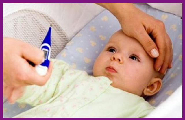 trong lúc mọc răng sữa, trẻ sơ sinh thường hay bị sốt nhẹ