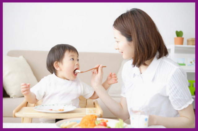 mẹ nên bổ sung đầy đủ các chất dinh dưỡng để thúc đẩy quá trình mọc răng của bé diễn ra nhanh hơn 