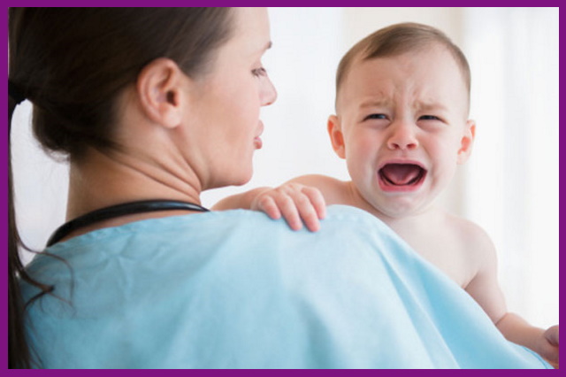 trong giai đoạn trẻ nhỏ mọc răng sẽ thường quấy khóc, khó chịu khiến bố mẹ vô cùng lo lắng