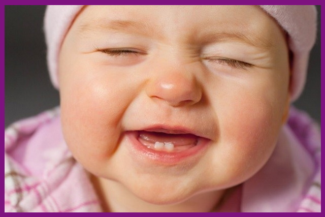 ngay từ bé mọc răng, bạn nên dẫn bé đến nha khoa để có quá trình chăm sóc cho răng con được tốt nhất