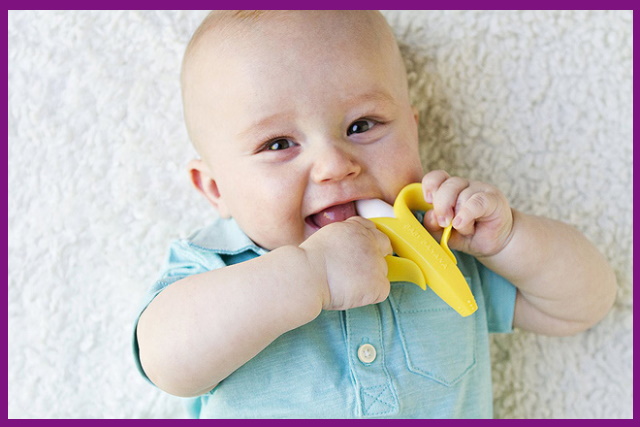 mẹ nên vệ sinh thật kỹ đồ chơi của trẻ để hạn chế bị nhiễm khuẩn trong quá trình mọc răng