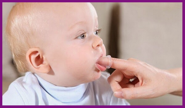 trong giai đoạn bé mọc răng,bé thường hay ngứa lợi nên mẹ hãy vệ sinh nướu bé thật kỹ