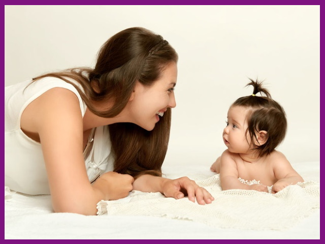 trước khi đưa em bé đi khám răng cần tâm tình, trò chuyện với em bé trước để em bé khỏi cảm thấy bỡ ngỡ