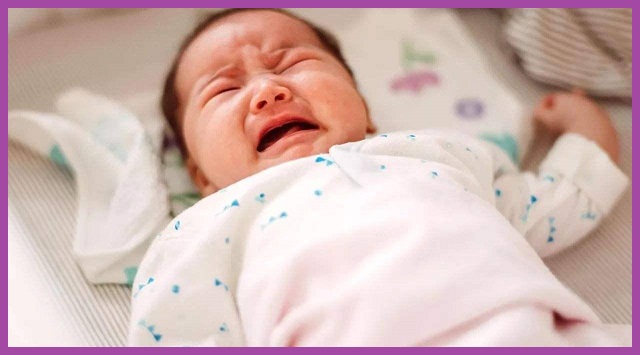 em bé quấy khóc khi mọc răng